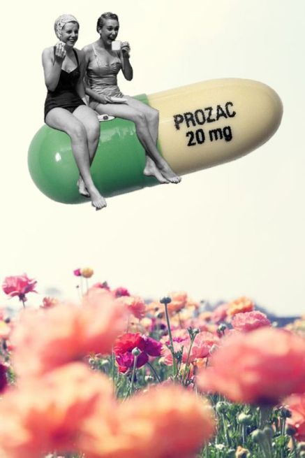 Collage di due donne in costume su una pillola di prozac con uno sfondo di fiori estivi